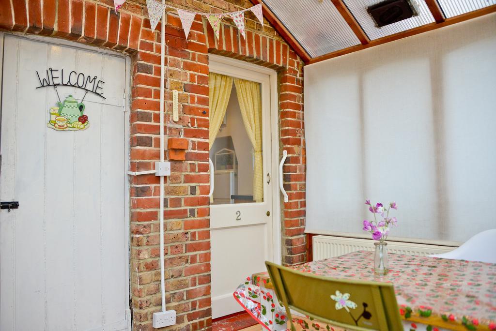 Queens Apartment Worthing Bagian luar foto