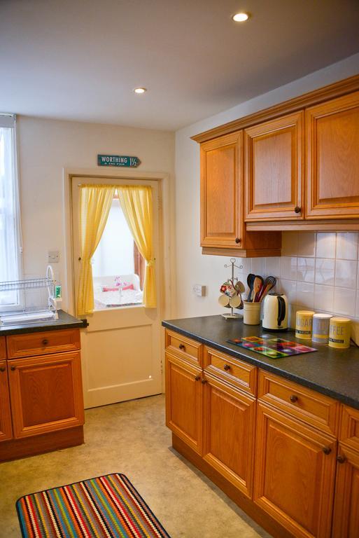 Queens Apartment Worthing Bagian luar foto