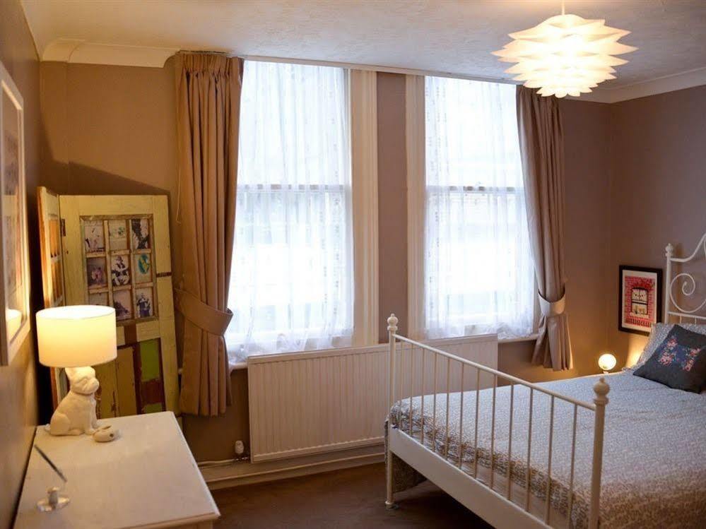 Queens Apartment Worthing Bagian luar foto